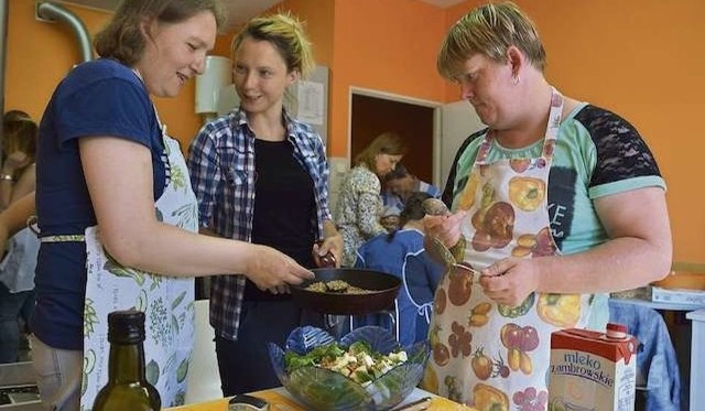 Podczas zajęć z rękodzieła w pracowniach WTZ powstały stroiki, choinki. Z płótna, perełek, wstążek. Piękne, kolorowe ozdoby trafią na kiermasz.