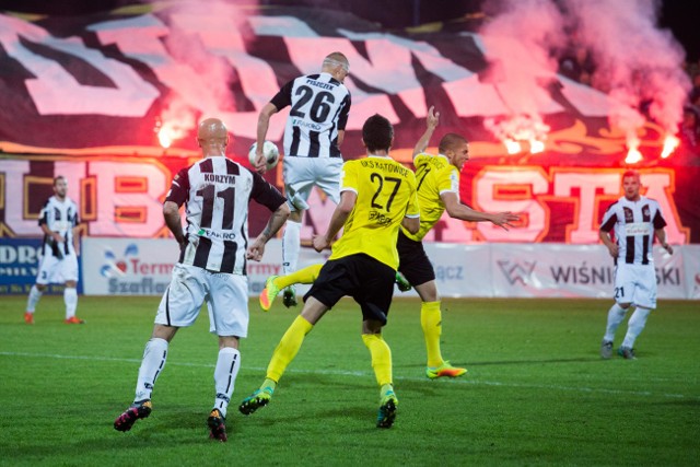 Piłkarze Sandecji Nowy Sącz (stroje w pasy) ostatnio przegrali z GKS Katowice 0:1