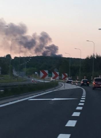 Studzianki. Kolejny pożar w sortowni odpadów. 12 zastępów jedzie na miejsce [ZDJĘCIA]