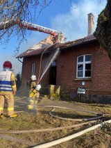 Pożar starej szkoły w gminie Czarna Dąbrówka (ZDJĘCIA)