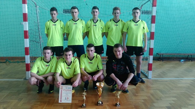 Zwycięzcy turnieju reprezentacja Zespołu Szkół Ponadgimnazjalnych numer 2 z Jędrzejowa.