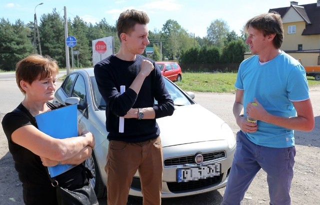 Ludmiła Sawicka, Radosław Sakowski i Piotr Todorczuk (od lewej) wskazują jakie są braki w zasadach budżetu obywatelskiego