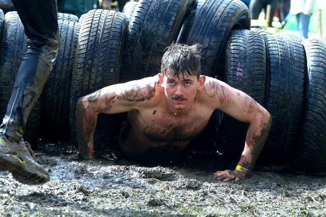 Runmageddon 2022 na Tarczyński Arena we Wrocławiu. Zawodnicy zmagali się z ekstremalnymi przeszkodami.