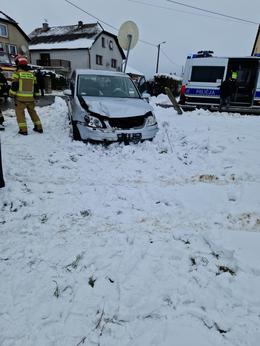 Zderzenie samochodów na skrzyżowaniu w Rozmierzy.