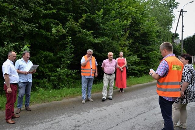 Przedstawiciele władz powiatu skarżyskiego i gminy Bliżyn oraz drogowcy oglądają trasę w kierunku Majdowa.