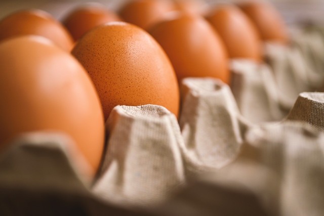 Jajka to bardzo cenne produkty, które pozwalają nam zadbać o swoje zdrowie, ale także i różnorodną dietę. Ich ogromnym plusem jest mnogość zastosowań, która pozwala niemalże trafić do każdego. Mimo to są osoby, które powinny unikać jajek w swojej diecie. Od czego to zależy? Zobacz szczegóły na kolejnych slajdach.