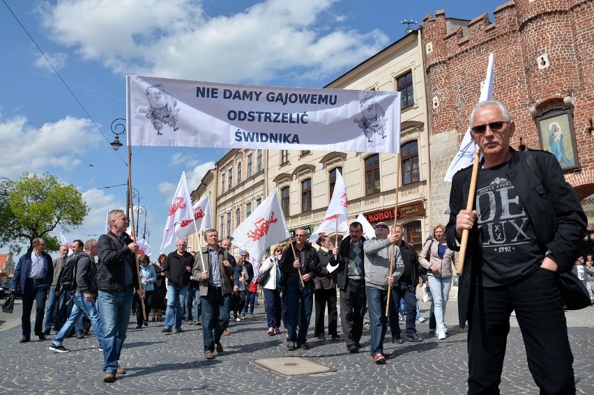 Załoga PZL-Świdnik protestowała przed lubelską siedzibą PO (ZDJĘCIA)