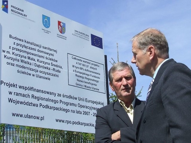 W piątek Stanisław Garbacz, burmistrz Ulanowa (pierwszy z prawej), przekazał plac budowy pod budowę sieci kanalizacyjnej w Kurzenie Małej, Średniej i Wielkiej.