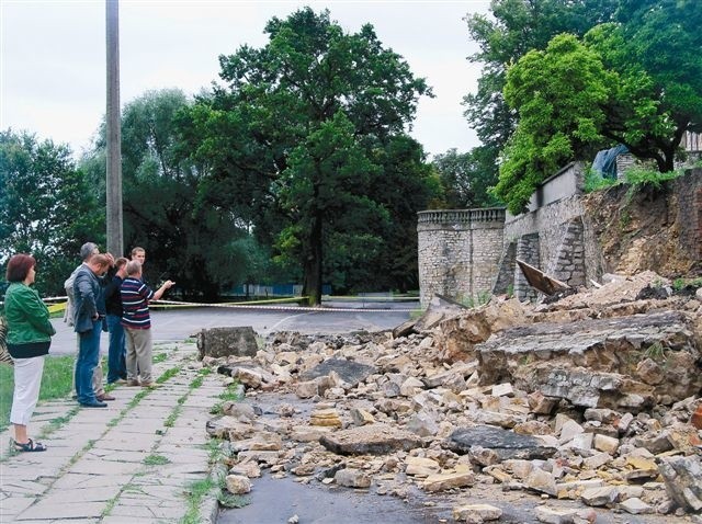 Mur oporowy przy krapkowickim zamku zawalił się w 2010 roku. Do tej pory go nie naprawiono. (fot. Beata Szczerbaniewicz)