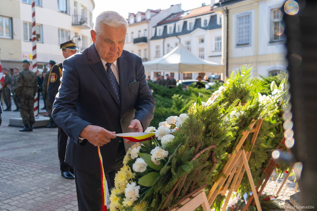 80. rocznica wybuchu Powstania Warszawskiego. Uroczystości w Białymstoku przed pomnikiem Armii Krajowej. Zobacz, kto przyszedł