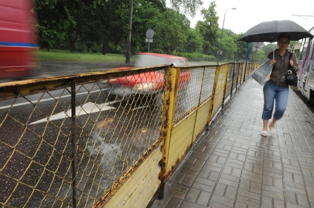 Parasol ochroni przed deszczem, ale już nie przed deszczówką rozchlapywaną przez auta