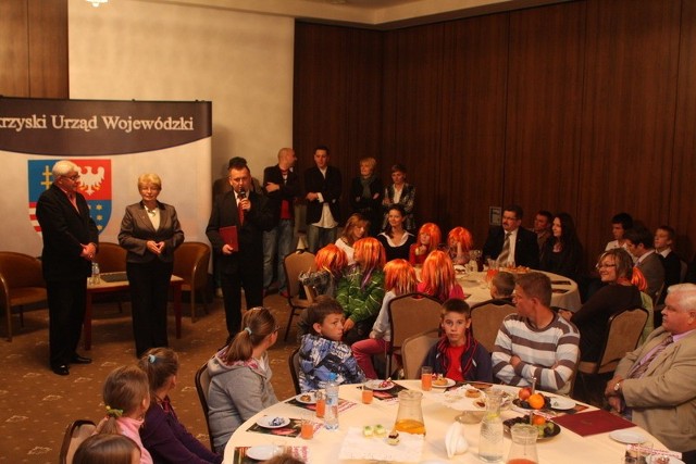 Nagrodę dla Chęcin odebrał burmistrz Robert Jaworski, a mali mieszkańcy gminy na uroczystość włożyli zabawne, pomarańczowe peruki.