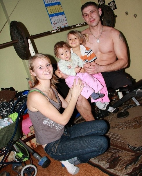 Dla niepełnosprawnego sportowca podporą jest rodzina; narzeczona Monika oraz córki Agnieszka i Natalia.