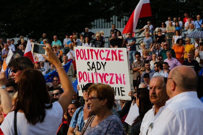 Protest na Placu Solidarności przeciwko reformie sądów. Przyszedł tłum [zdjęcia, wideo] 