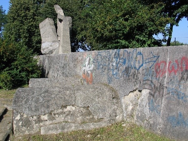 Zaniedbany cmentarz jeńców włoskich i sowieckich w Przemyślu wkrótce ma być przebudowany.