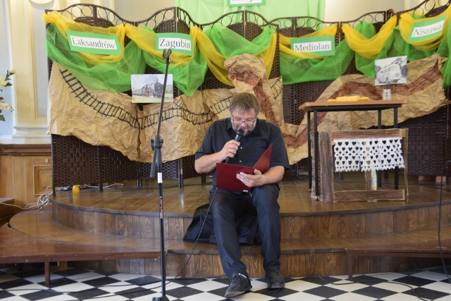 Organizacji wydarzenia podjęła się Miejska Biblioteka Publiczna oraz Warsztat Terapii Zajęciowej im. Edwarda Stachury w Aleksandrowie Kujawskim. Widzowie mogli podziwiać interesujący spektakl inspirowany znaną powieścią „Cała jaskrawość”. Reżyserią przedstawienia zajęła się Sybilla Jaroszewska oraz Roman Czarniecki, który wraz z zespołem Pole Minowe przygotował również piękną oprawę muzyczną. W spektaklu wystąpili podopieczni Warsztatu Terapii Zajęciowej a także przedstawiciele zaprzyjaźnionych placówek.******Jak zrozumieć nastolatka i czy jego kontakt z internetem jest bezpieczny?/DDTVN