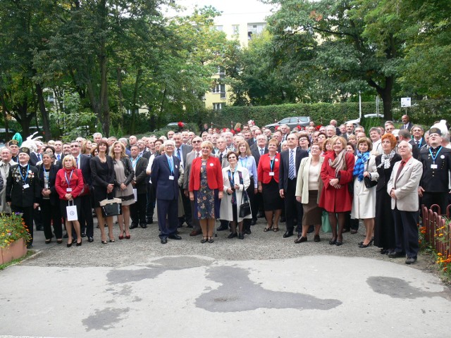 Przed budynkiem szkoły przy ulicy Kopernika uczestnicy jubileuszu stanęli do pamiątkowego zdjęcia