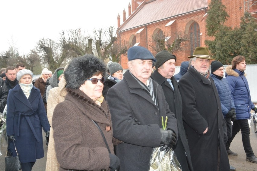 Pelplin pożegnał byłego posła Andrzeja Lissa. Trumna z ciałem zmarłego spoczęła na pelplińskim cmentarzu [ZDJĘCIA]