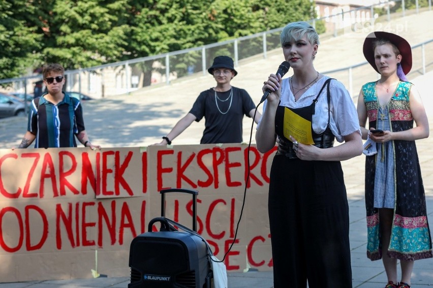 Protest na placu Solidarności w Szczecinie przeciw...