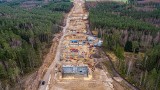 Trwa budowa drogi S11 na odcinku z Koszalina do Bobolic. Zobacz, jak przebiegają prace [ZDJĘCIA]