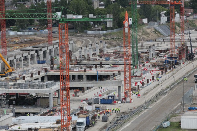 Dziesięć żurawi znajduje się na placu budowy dworca Łódź Fabryczna