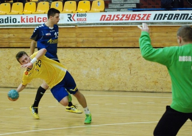 Michał Banaś (w ataku) był najskuteczniejszych graczem kieleckiego zespołu przeciwko drużynie z Bochni. Zdobył 7 bramek.
