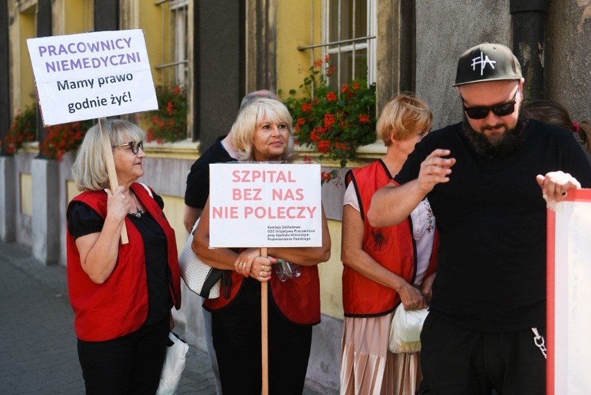 ”Żądamy wyższych płac” – skandowali pod Szpitalem Klinicznym...