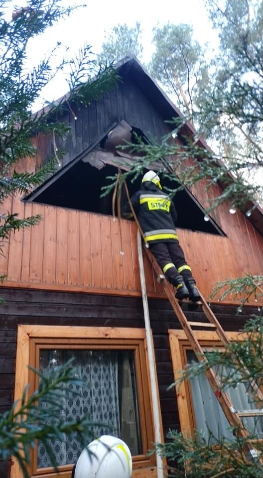 Pożar drewnianego domu w Sokolnikach. Ucierpiało starsze małżeństwo [zdjęcia]
