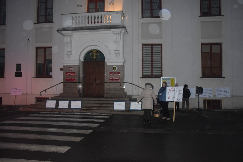 Protest OzN w Ostrowi Mazowieckiej. Rodzice osób z niepełnosprawnościami walczą o to, aby móc pracować 15.02.2023