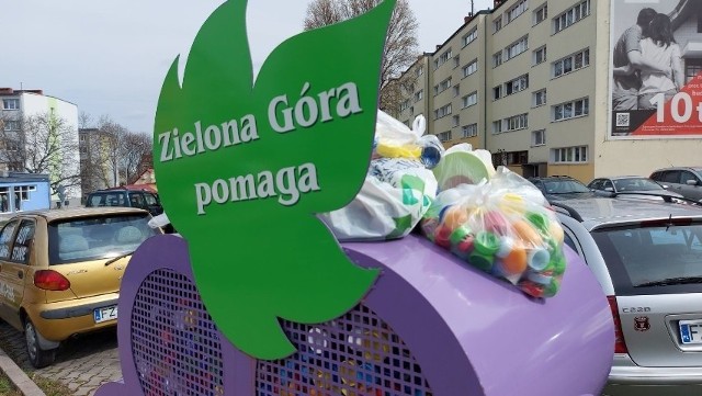 W różnych miejscach w mieście ustawione są winogronka, do których możemy wrzucać plastikowe nakrętki. One naprawdę pomagają potrzebującym naszego wsparcia