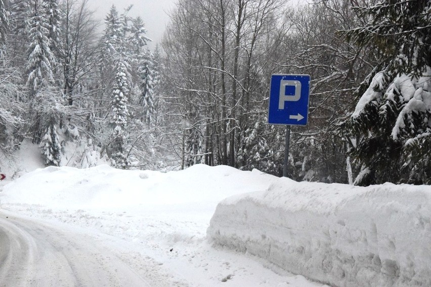 Parking miejski w rejonie Pośredniego - nieodśnieżony.