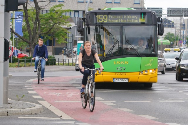 Instytut Badań Samorządowych w "Badaniu opinii i postaw mieszkańców Poznania" zapytał pełnoletnich poznaniaków o środek transportu, którym najczęściej poruszają się na co dzień po mieście. Ankietowani mogli wskazać maksymalnie trzy odpowiedzi. Sprawdź, co najczęściej wybierają mieszkańcy stolicy Wielkopolski.Przejdź dalej --->