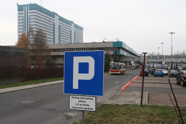 W Centralnym Szpitalu Klinicznym w Łodzi obowiązuje opłata za parkowanie na terenie placówki, płacą także inwalidzi
