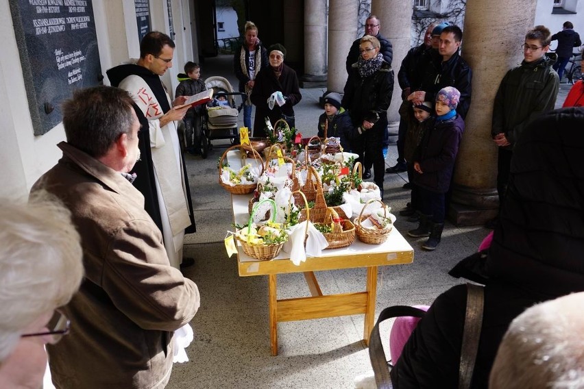 Wielka Sobota: Wierni święcą pokarmy w parafii Dominikanów