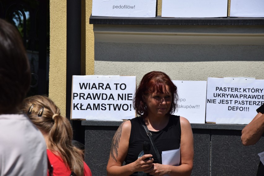 Protest przed Kurią Metropolitalną w Częstochowie