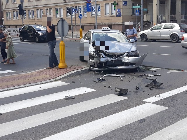 Do kolizji dwóch pojazdów doszło na skrzyżowaniu ulic Sienkiewicza i Złotej. Kierująca volkswagenem zderzyła się taksówką, w której  oprócz kierowcy podróżowały dwie kobiety. Nic poważnego nikomu się nie stało. Zdarzenie zostało zakwalifikowane jako kolizja.