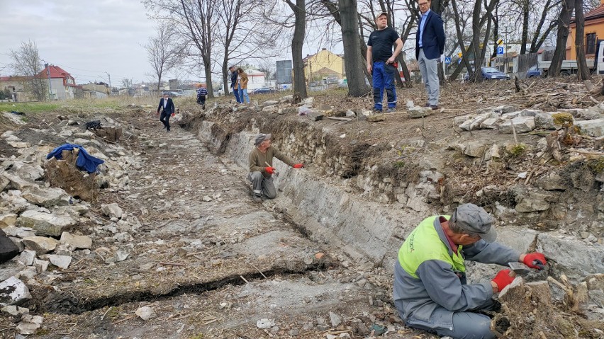 W Będzinie z rampy kolejowej przy ul. Sieleckiej wydobywane...