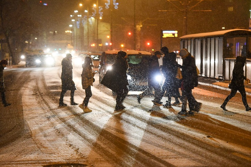 Śnieg na ulicach Gdańska. Trudne warunki drogowe Trójmiasto 22.12.2021 GALERIA