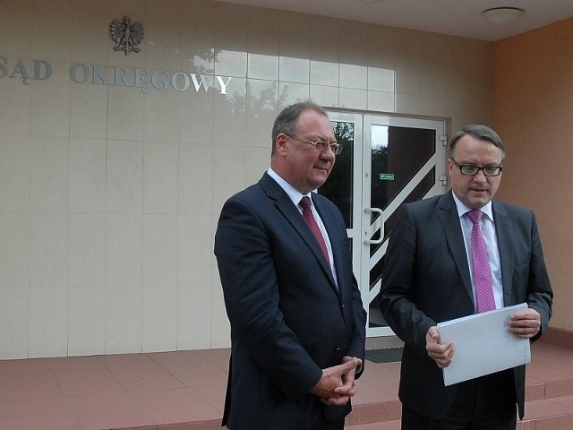 Poseł Andrzej Kania i minister Marek Biernacki przed Sądem Okręgowym w Ostrołęce