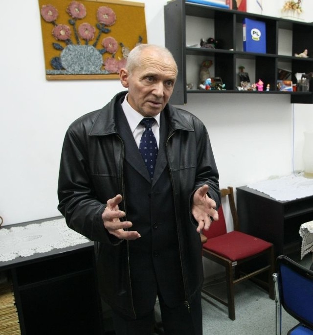 Jerzy Gruszczyński, pracownik Departamentu Organizacyjno-Administracyjnego tłumaczył dziennikarzom powody odwołanego zebrania. 