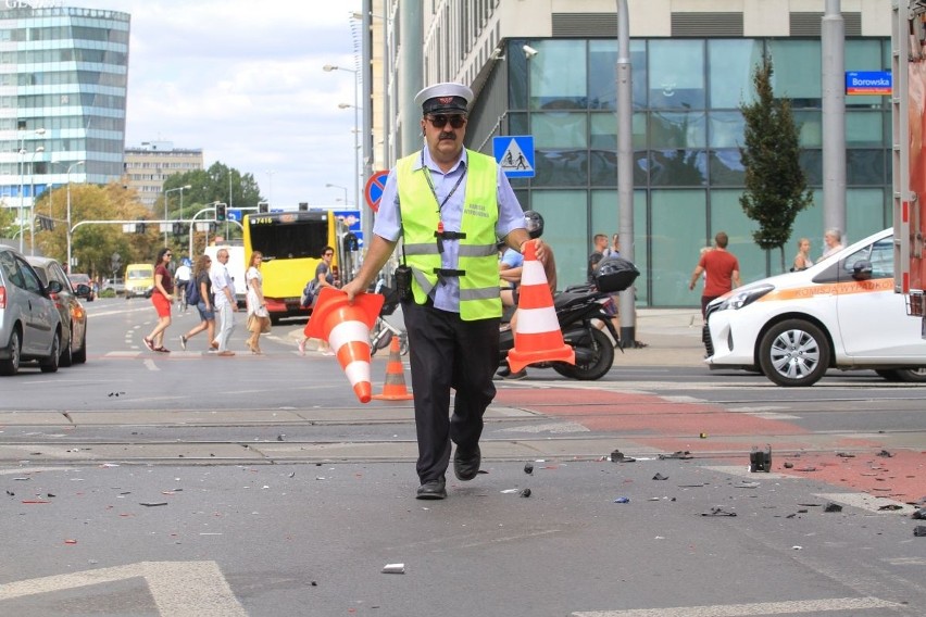 Wypadek przy Wroclavii. Osiem osób rannych, w tym dwie ciężko