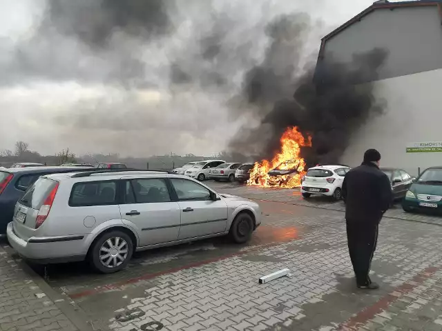 W Smolcu doszło do samozapłonu kii sorento. Ogień zajął sąsiadujące pojazdy.