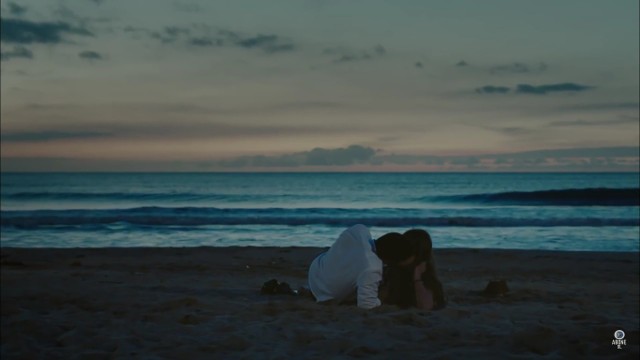 Kartal i Selin spędzają romantyczny poranek nad morzem.YouTube.com