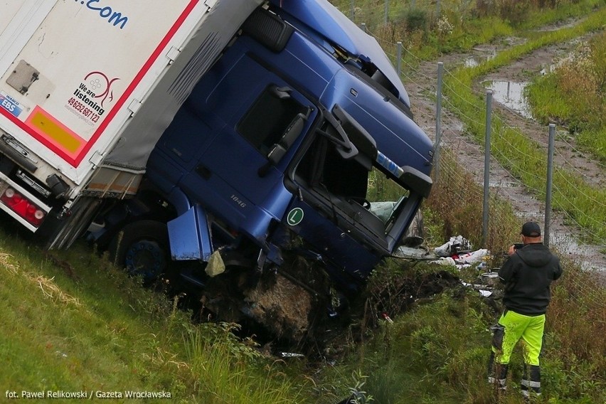 Wypadek na AOW. Ciężarówka z Turcji wypadła z drogi [ZDJĘCIA]