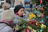 Żywe choinki w centrum Grodkowa. Ich ozdobieniem zajęli się uczniowie PSP nr 3