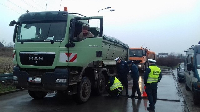 Inspektorzy zważyli wywrotki z piaskiem na urządzeniu zamontowanym przy ulicy NSZZ Solidarność w Radomiu.