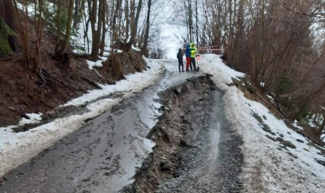 W Białym Dunajcu osunęła się droga prowadząca na os. Gile. Zdjęcie z profilu Małopolska Alarmowo na Facebooku - https://www.facebook.com/malarmowo