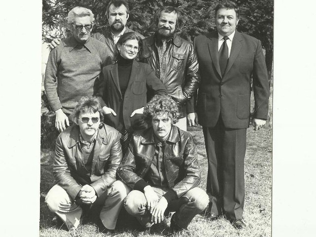 Stoją )od lewej): Andrzej Listwan, Wojciech Kulawski, Teresa Moch-Sowa, Władysław Kulawski, Roman Konieczkowski. W dolnym rzędzie-Ryszard Kudzian i Ryszard Kozdrański. Zdjęcie z 1980 r.