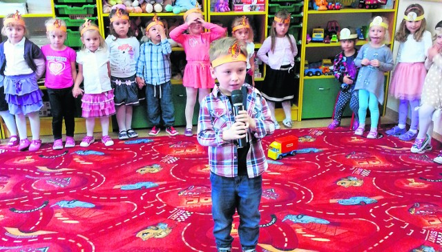 W czasie Dnia Przedszkolaka dzieci z jastrzębskiego przedszkola śpiewały i recytowały wierszyki.