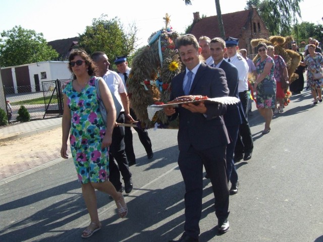 W sobotę na dożynkach w Lisewie, Stolnie i Unisławiu bawili się mieszkańcy naszego powiatu. W Stolnie uroczystość tradycyjnie rozpoczęła się od przekazania poświęconego podczas mszy św. chleba gospodarzom dożynek wójtowi Jerzemu Rabeszko i przewodniczącemu Rady Gminy Stolno Pawłowi Pudrzyńskiemu przez starostów dożynek, którymi byli  Barbara Marczak z Grubna i Adam Rakowski z Małego Czystego. Muzyczną gwiazdą był Eratox. Nie zabrakło atrakcji dla młodszych i starszych, swojskiego poczęstunku i dobrej zabawy. Był mecz piłkarski, nagrody dla czytelników biblioteki i uczestników konkursu „Piękna Zagroda”.Podobnie w Unisławiu, gdzie na scenie wystąpiły zespoły zagraniczne i kapela oraz Paweł Stasiak z zespołu Papa D. Można było obejrzeć niebo i zwiedzić astrobazę, a do 2 w  nocy potańczyć na zabawie pod chmurką.W Lisewie także bawiono się do nocy przy muzyce DJ.  Wcześniej odbyły się tradycyjne dożynkowe obrzędy, do łez bawił Kabaret „Czwarta Fala”, a do tańca porwał zespół Gesek. Wesołe szaleństwo ogarnęło wszystkich podczas „Turnieju sołectw z humorem”. W Starogrodzie świętowali rolnicy z gminy Chełmno. Publiczność, po wszystkich dożynkowych obrzędach, bawił zespół Top One. Były dmuchane zamki, piana party, smaczne potrawy do skosztowania i ciekawy blok rozrywkowy.